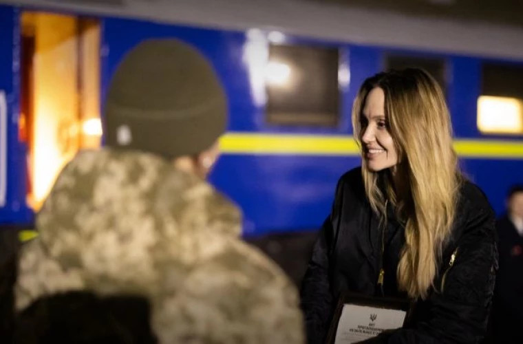 Анджелина Джоли поделилась впечатлениями от визита в Украину