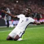 Англия одерживает седьмую победу без пропущенных мячей, обыграв Серbiю 2:0