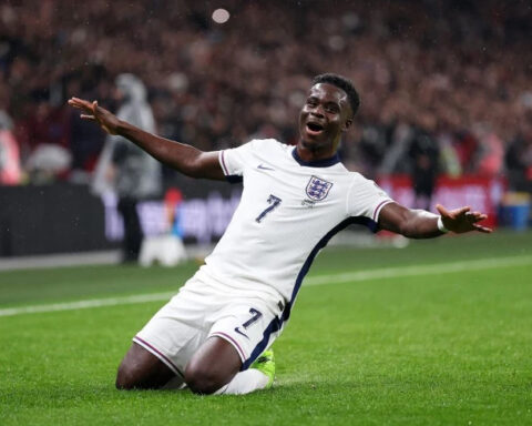 Англия одерживает седьмую победу без пропущенных мячей, обыграв Серbiю 2:0