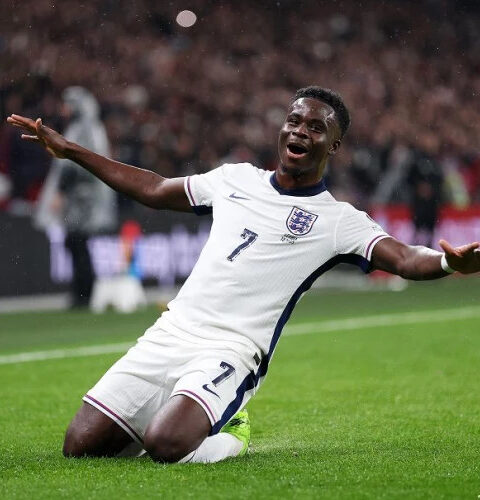 Англия одерживает седьмую победу без пропущенных мячей, обыграв Серbiю 2:0