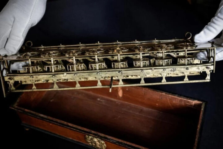 Аукционный дом Christie's отменил продажу редкого устройства Блеза Паскаля из-за судебного запрета