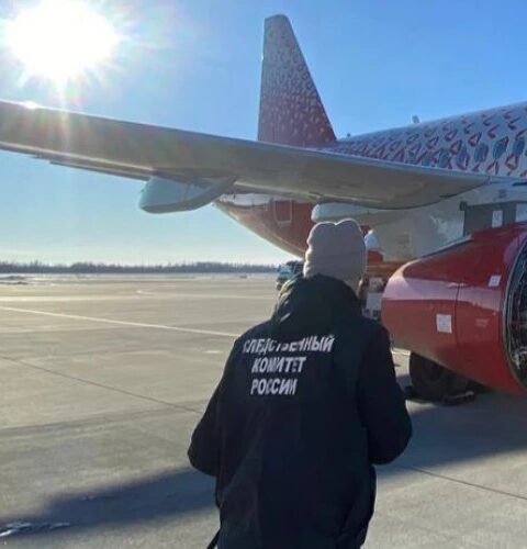 Аварийная посадка самолета в Хабаровске: повреждение обшивки стало причиной изменения маршрута