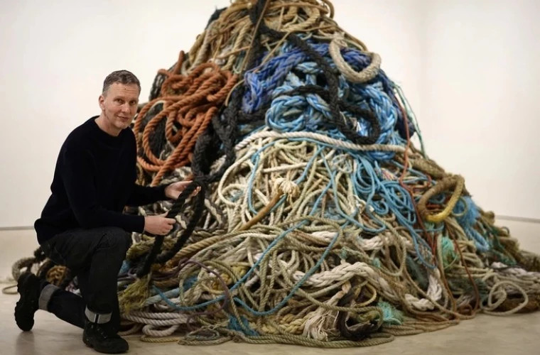 Британский художник Дэвид Шригли продает старые веревки за 1 миллион фунтов в Лондоне