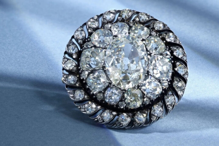 Брошь Наполеона, изъятая после битвы при Ватерлоо, выставлена на аукцион в Женеве