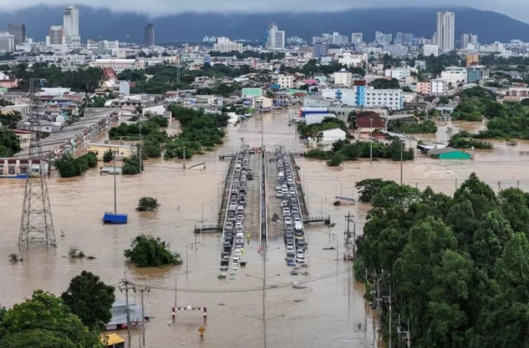 Число жертв наводнения на юге Таиланда достигло 33 человек