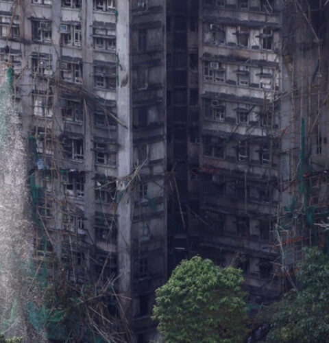 Число жертв пожара в жилом комплексе Гонконга возросло до 94