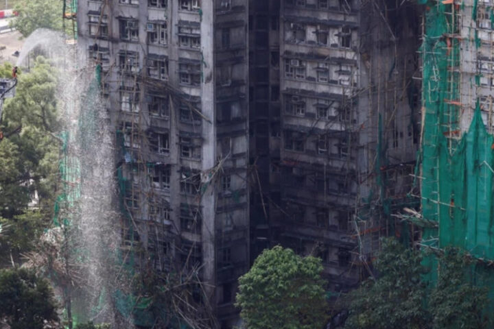 Число жертв пожара в жилом комплексе Гонконга возросло до 94