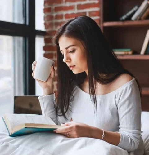 Чтение снизит уровень стресса сильнее, чем час йоги, утверждают ученые