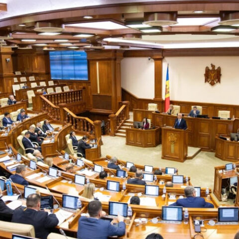 Депутаты требуют разъяснений о поставках топлива в кишиневский аэропорт после санкций против «Лукойла»