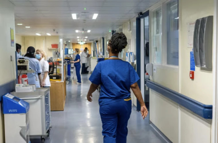 Десятки тысяч медсестёр могут покинуть Великобританию из-за миграционных предложений правительства