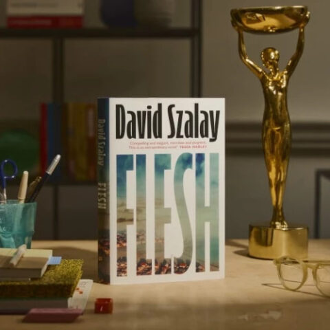 Дэвид Солой获букеровскую премию за роман «Плоть» на церемонии в Лондоне