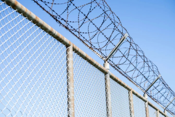 Два заключённых сбежали из тюрьмы, использовав диск от пилы, доставленный дроном