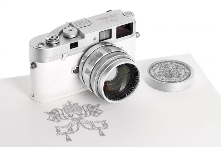 Фотоаппарат, подаренный Папе Франциску, продан за 6,5 миллиона евро в Вене