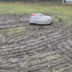 Газонокосилка-робот повредила футбольное поле клуба в Германии