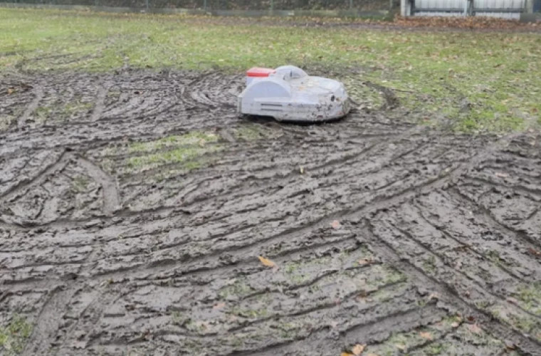 Газонокосилка-робот повредила футбольное поле клуба в Германии