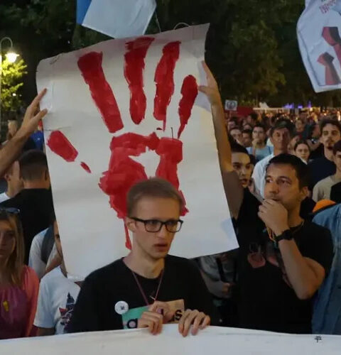 Год спустя: десятки тысяч людей в Новом Саде почтили память жертв трагедии на вокзале