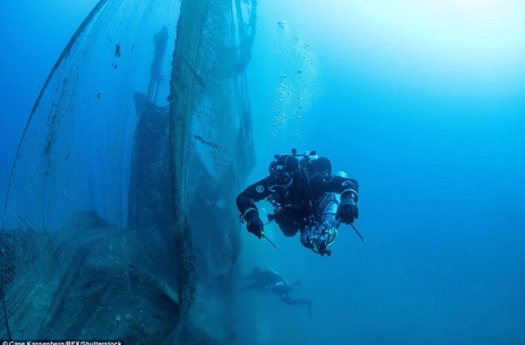 Греческие дайверы начали масштабную очистку морского дна от брошенных рыбацких сетей
