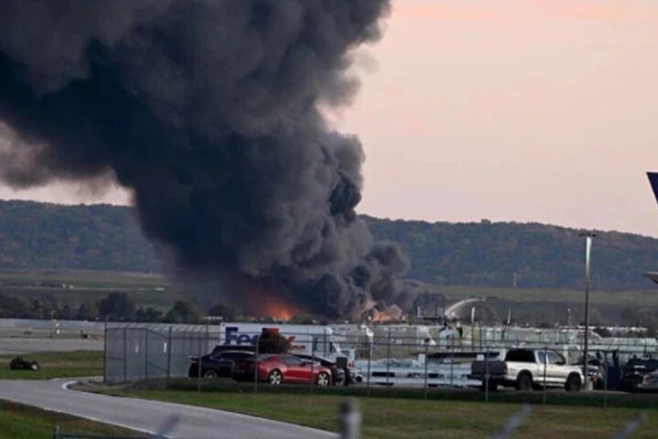 Грузовой самолет UPS разбился при взлете в Луисвилле, семь погибших и 11 раненых