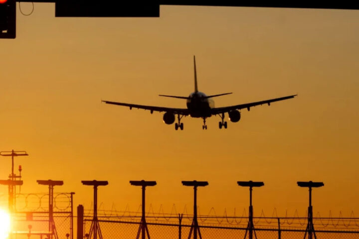 Истребитель Tejas ВВС Индии разбился на Дубайском авиасалоне