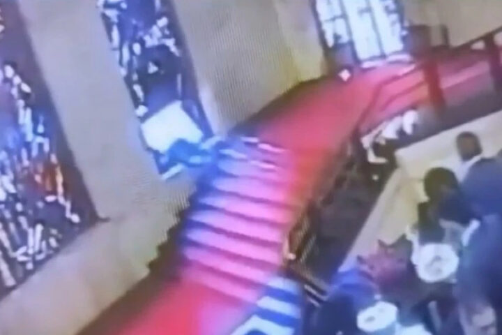 Итальянский политик разбил витраж стоимостью 40 тысяч евро при падении на лестнице