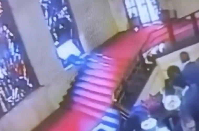 Итальянский политик разбил витраж стоимостью 40 тысяч евро при падении на лестнице