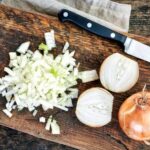 Как избежать слез при нарезании лука: 6 полезных советов