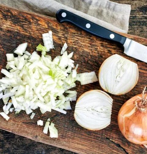 Как избежать слез при нарезании лука: 6 полезных советов