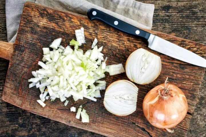 Как избежать слез при нарезании лука: 6 полезных советов