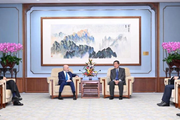 Китай стремится к стабильному развитию торговых отношений с США, заявляет вице-премьер Хэ Лифэн