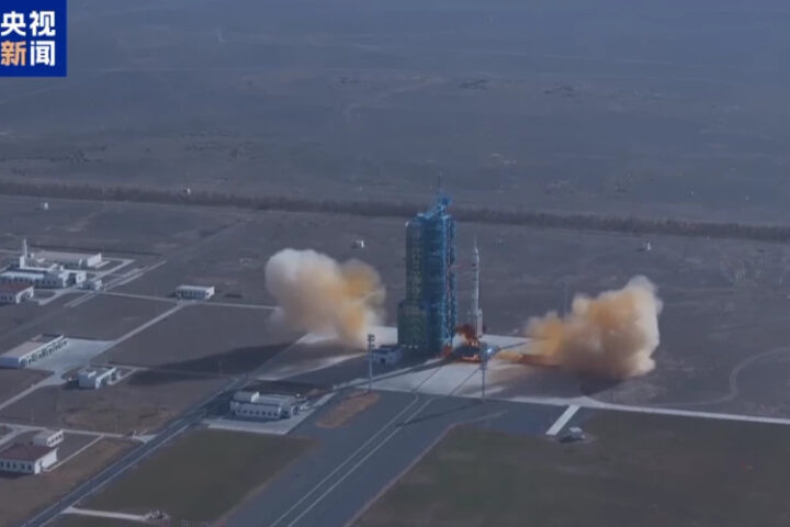 Космический корабль "Шэньчжоу-22" успешно состыковался с китайской орбитальной станцией