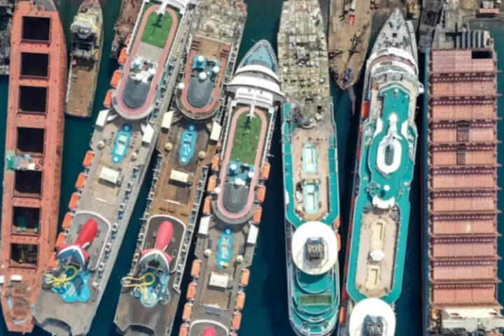 Круизные лайнеры превращаются в плавучие кладбища из-за пандемии COVID-19