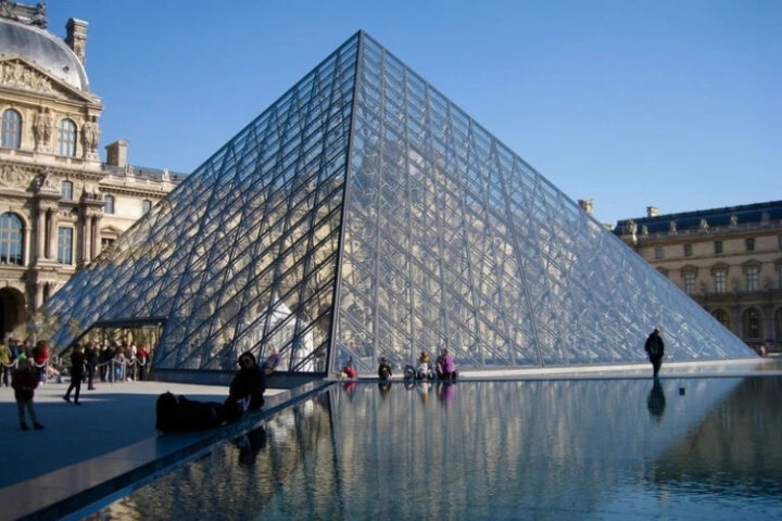 Лувр закрыл галерею античного искусства из-за опасений по неустойчивости здания