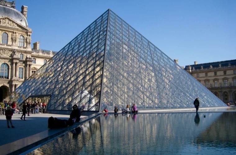 Лувр закрыл галерею античного искусства из-за опасений по неустойчивости здания