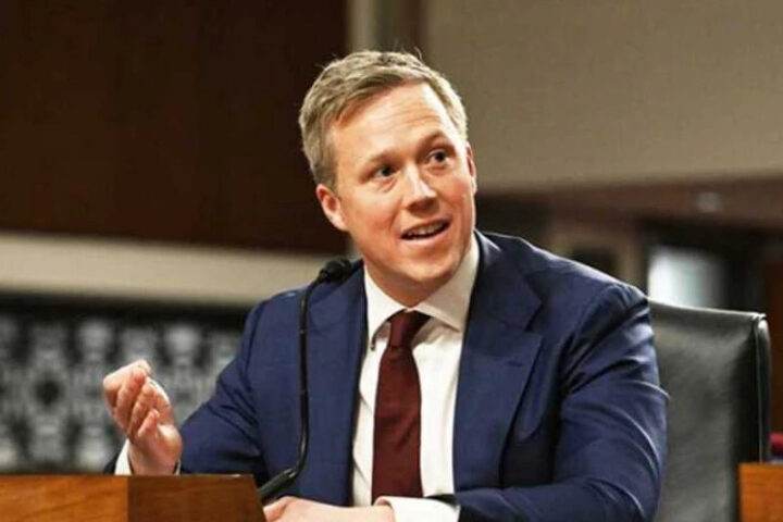 Министр армии США Дэниел Дрисколл в Киеве заявил о необходимости мира, но не о деталях плана Трампа