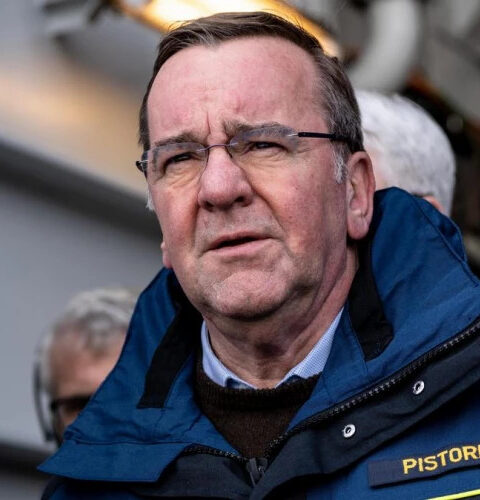 Министр обороны Германии стал персонажем комикса «Астерикс в Лузитании»