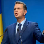 Министр обороны Румынии Ионуц Моштяну подал в отставку из-за образовательного скандала