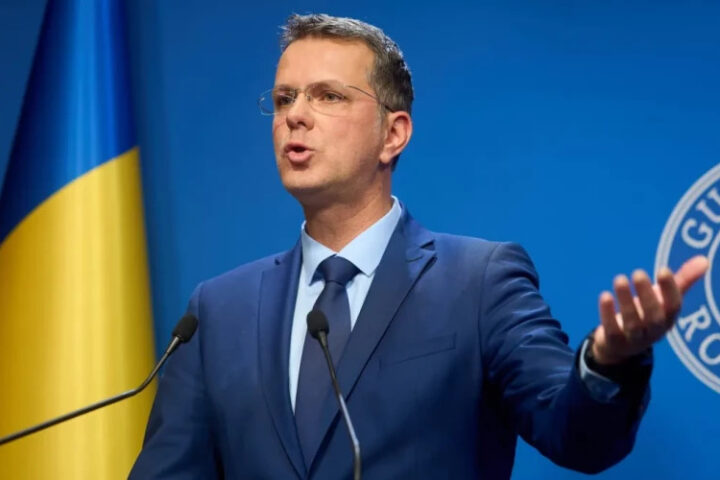 Министр обороны Румынии Ионуц Моштяну подал в отставку из-за образовательного скандала