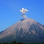 Мощное извержение вулкана Семеру на Яве привело к эвакуации местных жителей