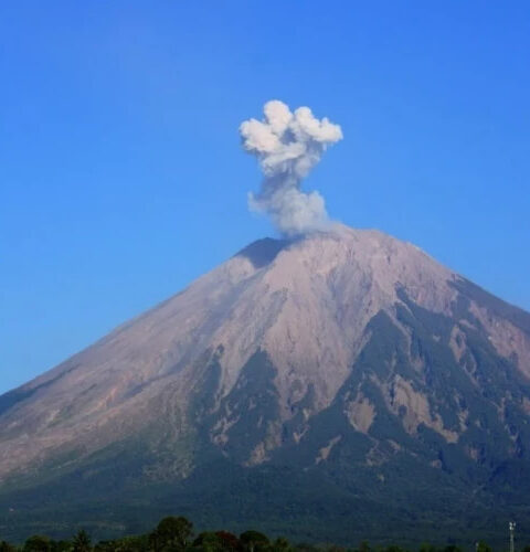 Мощное извержение вулкана Семеру на Яве привело к эвакуации местных жителей