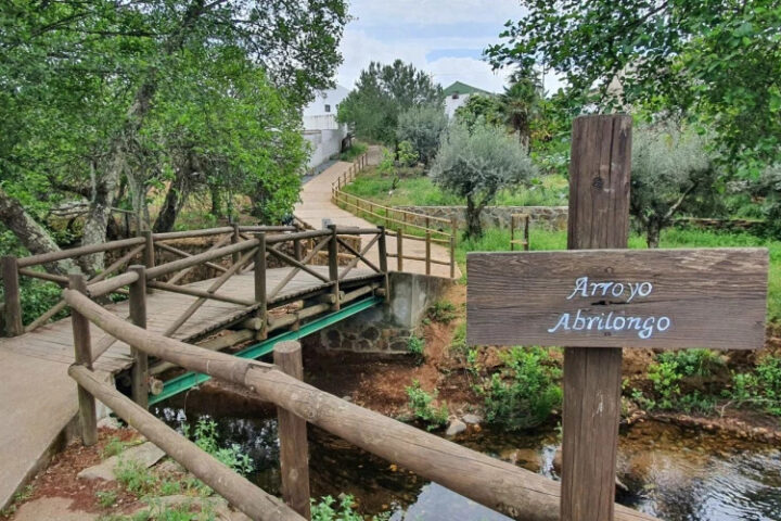 На границе Португалии и Испании находится необычный мост Марко длиной до 6 метров