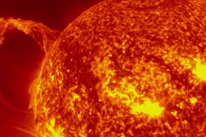 На Солнце зарегистрирована мощная солнечная вспышка класса M3.5 4 ноября