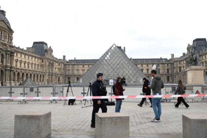 Несколько новых подозреваемых по делу об ограблении Лувра предстали перед судом в Париже