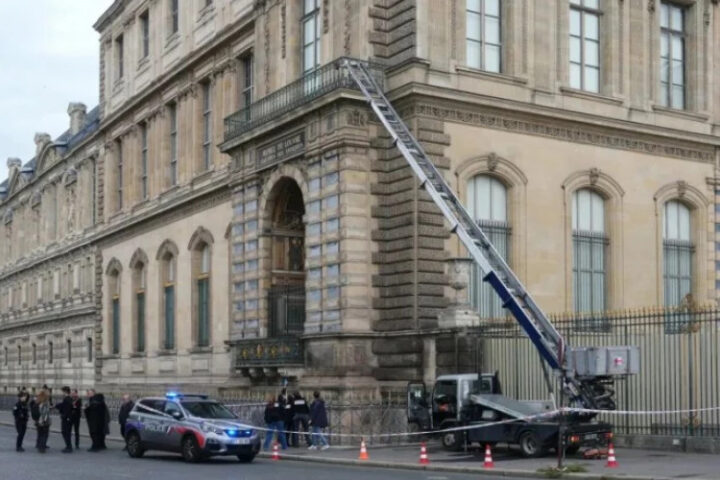 Одна из подозреваемых в ограблении Лувра освобождена под судебный надзор