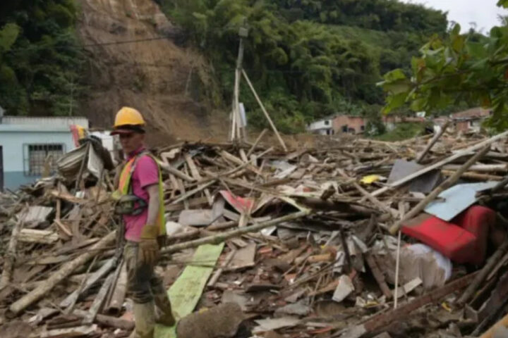 Оползень на острове Ява унес жизни 11 человек, продолжаются поиски 12 пропавших