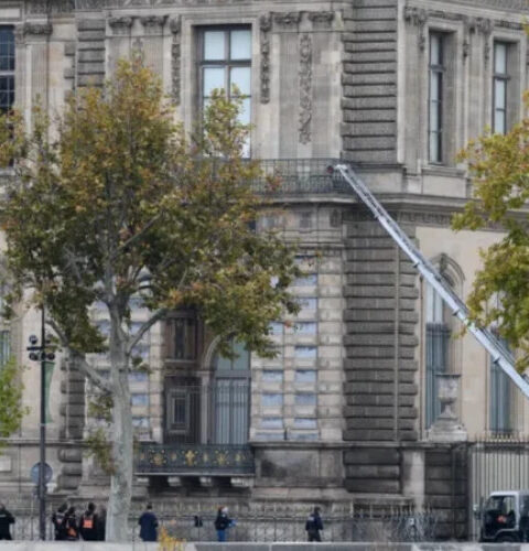 Парижские прокуроры: ограбление Лувра совершили местные мелкие преступники, а не организованная преступность