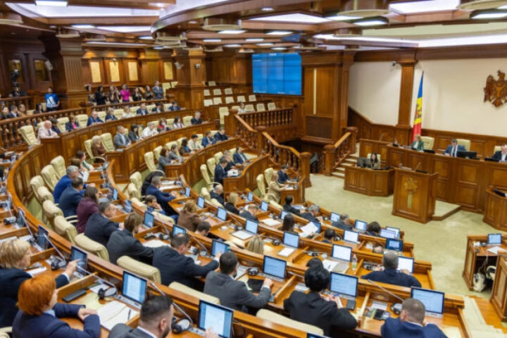 Парламент Молдовы одобрил корректировку бюджета на 2025 год и компенсации за электроэнергию