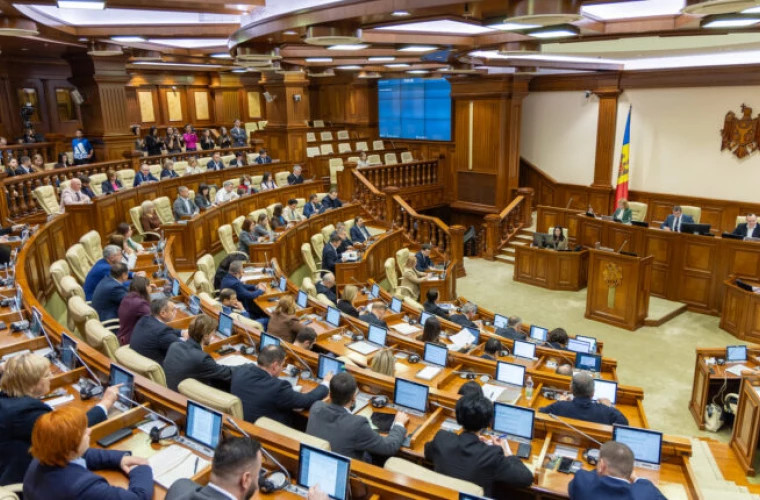 Парламент Молдовы одобрил корректировку бюджета на 2025 год и компенсации за электроэнергию