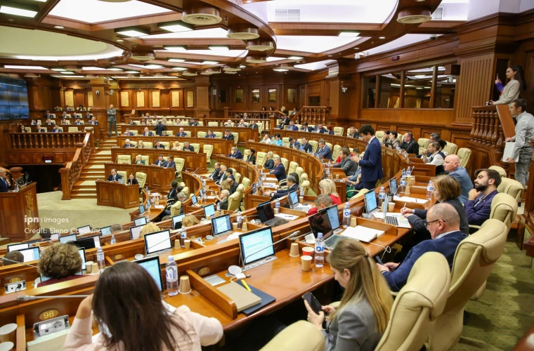 Парламент Молдовы утвердил поправки к госбюджету в первом чтении, оппозиция критически относится к спешке