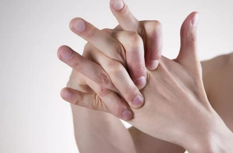 Почему хрустят кости и следует ли беспокоиться об этом симптоме