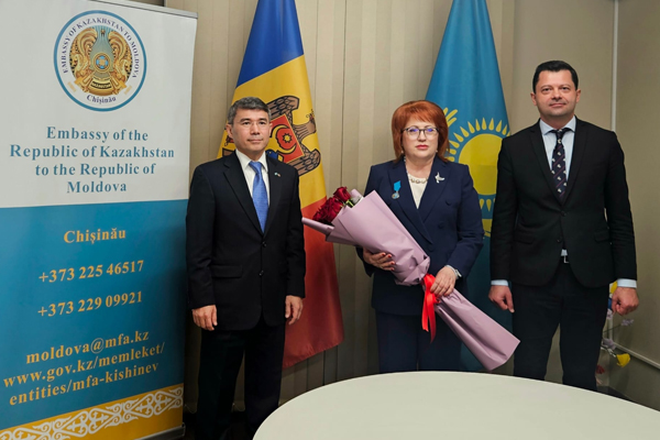 Посол Казахстана в Молдове вручил Домнике Маноле медаль «30 лет Конституции Республики Казахстан»
